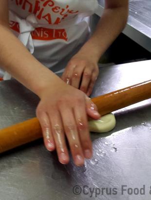 Το φύλλο ανοίγεται παραδοσιακά με το μαζ(δ)ράτζι (Μαγειρεύω Κυπριακά 2015). &lt;br/&gt; Πηγή: Στάλω Λαζάρου.