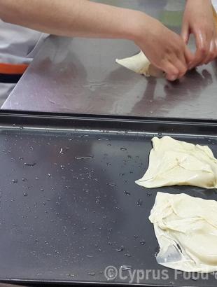 Τα τελειωμένα σιάμισιη περιμένουν για τηγάνισμα (Μαγειρεύω Κυπριακά 2015). &lt;br/&gt; Πηγή: Στάλω Λαζάρου.