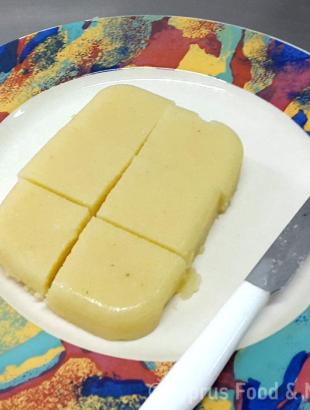 Η κρέμα (γέμιση) για τα σιάμισιη κόβεται σε ορθογώνια κομμάτια (Μαγειρεύω Κυπριακά 2015). &lt;br/&gt; Πηγή: Στάλω Λαζάρου.