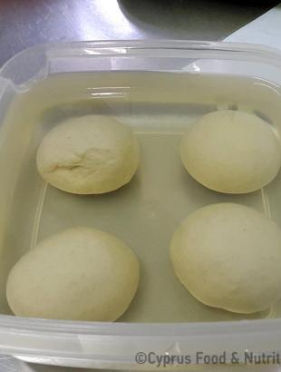 Τα κομμάτια ζύμης βρίσκονται τοποθετημένα σε λάδι (Μαγειρεύω Κυπριακά 2015). &lt;br/&gt; Πηγή: Στάλω Λαζάρου.