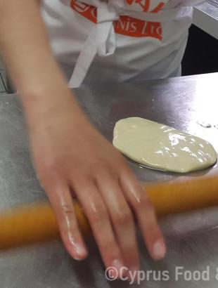 Το φύλλο ανοίγεται παραδοσιακά με το μαζ(δ)ράτζι (Μαγειρεύω Κυπριακά 2015). &lt;br/&gt; Πηγή: Στάλω Λαζάρου.