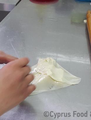 Οι άκρες διπλώνονται προς τα μέσα (Μαγειρεύω Κυπριακά 2015). &lt;br/&gt; Πηγή: Στάλω Λαζάρου.