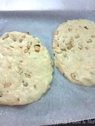 Οι έτοιμες τιτσιριδόπιττες τοποθετούνται σε ταψί, για ψήσιμο στο φούρνο (Μαγειρεύω Κυπριακά 2014). &lt;br/&gt; Πηγή: Στάλω Λαζάρου.