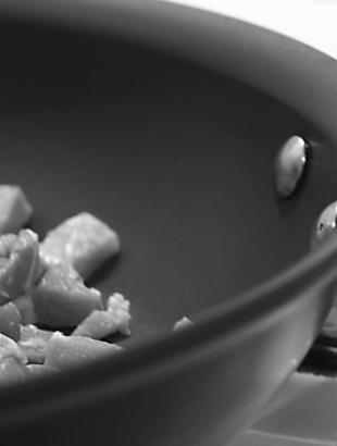 Προετοιμασία των τιτσιρίδων με τηγάνισμα.&lt;br/&gt; Πηγή: mcmrbt, https://goo.gl/32twsN