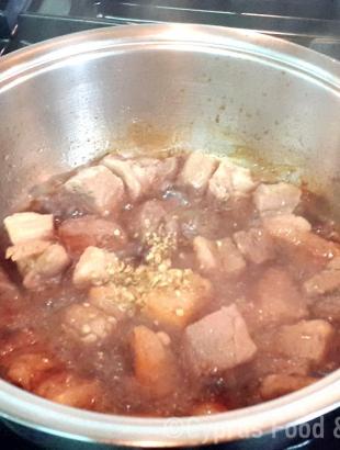 Αφέλια, κατά το ψήσιμό τους στην κατσαρόλα (Μαγειρεύω Κυπριακά 2015).