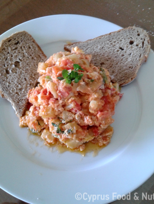 Βαβατσινιάτικα αυγά, σερβιρισμένα με ψωμί (Μαγειρεύω Κυπριακά 2014). &lt;br/&gt; Πηγή: Θεμιστοκλής Παλληκαρίδης.