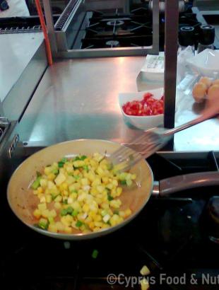 Τα υλικά για τα βαβατσινιάτικα αυγά ψήνονται στο τηγάνι (Μαγειρεύω Κυπριακά 2014). &lt;br/&gt; Πηγή: Στάλω Λαζάρου.