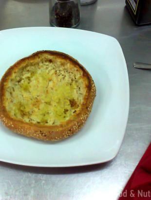 Για μια πιο προσεγμένη παρουσίαση, το φαγητό μπορεί να τοποθετηθεί σε βάση από ψωμί (Μαγειρεύω Κυπριακά 2014). &lt;br/&gt; Πηγή: Στάλω Λαζάρου.