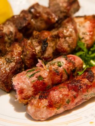 Σιεφταλιές με σουβλάκια σε ξυλάκι. &lt;br/&gt; Πηγή: Garrett Ziegler, https://www.flickr.com/photos/garrettziegler/14797304199