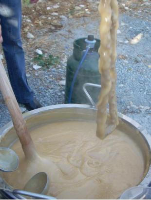 Παρασκευή σιουσιούκκου στο παραδοσιακό χαρτζίν.&lt;br/&gt; Πηγή: Μαρίτσα Χριστοδούλου, 2010.