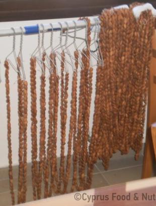 1.Περνούμε τα αμύγδαλα ή τα καρύδια από την κλωστή. &lt;br/&gt; Πηγή: Ζηνοβία Χαραλάμπους