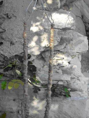 Εμβαπτισμένα καρύδια σε παλουζέ. Αρχικά στάδια παρασκεύης σιουσιούκκου.&lt;br/&gt; Πηγή: Μαρίτσα Χριστοδούλου, 2010.