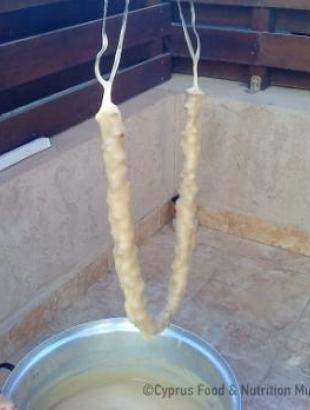 2. Βυθίζουμε τις κούννες στο μείγμα του ππαλουζέ. &lt;br/&gt; Πηγή: Ζηνοβία Χαραλάμπους.