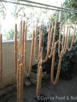 Σιουσιούκκος τελειωμένος, κρεμασμένος για στέγνωμα. &lt;br/&gt; Πηγή: Στάλω Λαζάρου.