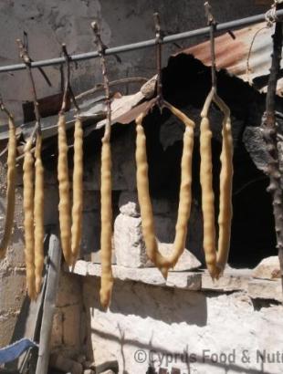 5. Ο σιουσιούκκος στεγνώνει στον ήλιο. &lt;br/&gt; Πηγή: Ζηνοβία Χαραλάμπους.