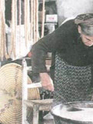 Παρασκευή σιουσιούκκου. <br/> Πηγή: http://www.agros.org.cy/tradition_products_grape.shtm