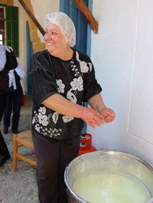 Πηγή: Κατερίνα Λαζάρου. Υπαίθρια παρασκευή χαλλουμιού 1. Πέρα Ορεινής 22/3/2014.