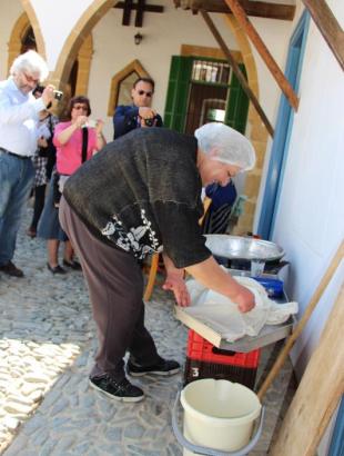 Πηγή: Κατερίνα Λαζάρου. Υπαίθρια παρασκευή χαλλουμιού 9. Πέρα Ορεινής 22/3/2014.