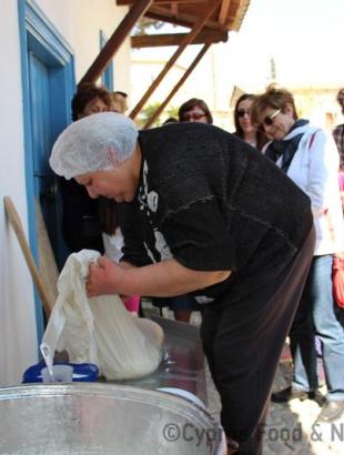 Πηγή: Κατερίνα Λαζάρου. Υπαίθρια παρασκευή χαλλουμιού 3. Πέρα Ορεινής 22/3/2014.