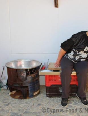 Πηγή: Κατερίνα Λαζάρου. Υπαίθρια παρασκευή χαλλουμιού 5. Πέρα Ορεινής 22/3/2014.