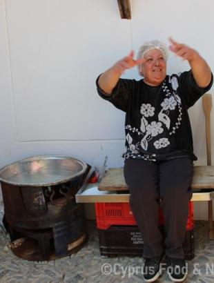 Πηγή: Κατερίνα Λαζάρου. Υπαίθρια παρασκευή χαλλουμιού 6. Πέρα Ορεινής 22/3/2014.