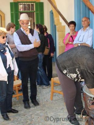 Πηγή: Κατερίνα Λαζάρου. Υπαίθρια παρασκευή χαλλουμιού 2. Πέρα Ορεινής 22/3/2014.