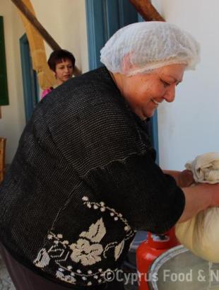 Πηγή: Κατερίνα Λαζάρου. Υπαίθρια παρασκευή χαλλουμιού 4. Πέρα Ορεινής 22/3/2014.