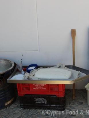 Πηγή: Κατερίνα Λαζάρου. Υπαίθρια παρασκευή χαλλουμιού 15. Πέρα Ορεινής 22/3/2014.