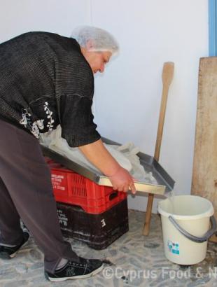 Πηγή: Κατερίνα Λαζάρου. Υπαίθρια παρασκευή χαλλουμιού 10. Πέρα Ορεινής 22/3/2014.