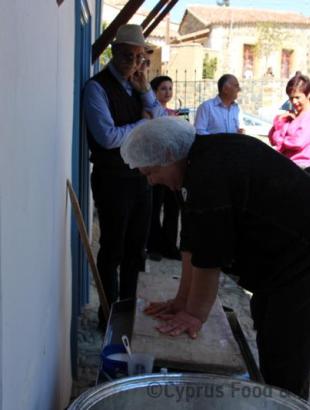 Πηγή: Κατερίνα Λαζάρου. Υπαίθρια παρασκευή χαλλουμιού 8. Πέρα Ορεινής 22/3/2014.