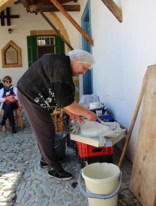 Πηγή: Κατερίνα Λαζάρου. Υπαίθρια παρασκευή χαλλουμιού 11. Πέρα Ορεινής 22/3/2014.