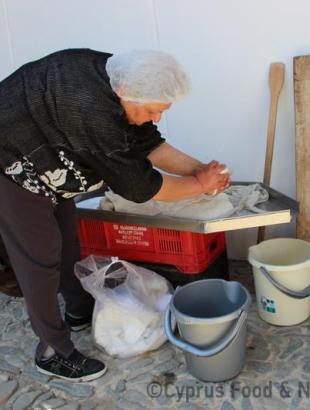 Πηγή: Κατερίνα Λαζάρου. Υπαίθρια παρασκευή χαλλουμιού 12. Πέρα Ορεινής 22/3/2014.