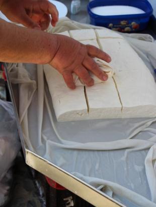 Πηγή: Κατερίνα Λαζάρου. Υπαίθρια παρασκευή χαλλουμιού 13. Πέρα Ορεινής 22/3/2014.