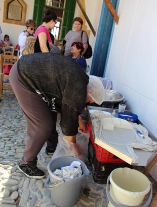 Πηγή: Κατερίνα Λαζάρου. Υπαίθρια παρασκευή χαλλουμιού 16. Πέρα Ορεινής 22/3/2014.