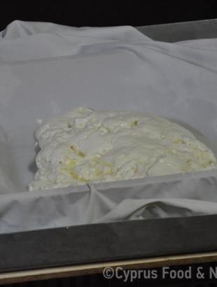 Πηγή: Άντρη Ιωσηφάκη. Παρασκευή χαλλουμιών, τυριών και αναρής για τις φλαούνες του Πάσχα, Περιστερώνα 14/4/2014.