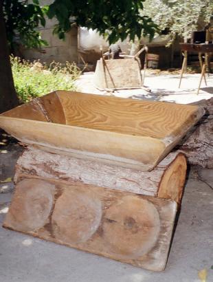 Ξύλινη βούρνα και μικρό κουπποσάνιδο, σύνεργα παρασκευής ψωμιού. &lt;br/&gt; Άδεια δημοσίευσης: Κατερίνα Μηνά-Καρεκλά.