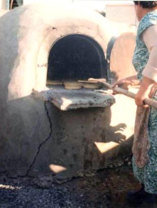 Φούρνισμα παραδοσιακών ζυμωμάτων. &lt;br/&gt; Πηγή: Χρυστάλλα Λυμπουρίδου, 1991.