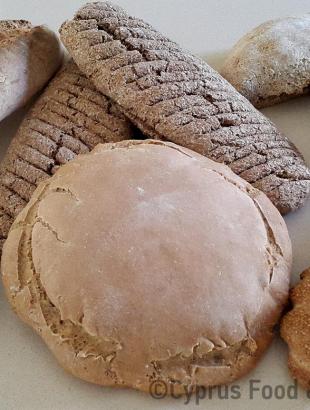 Διαφόρων τύπων κυπριακά ψωμιά (κριθαρένια, ολικής άλεσης και δαχτυλιά). &lt;br/&gt; Πηγή: Στάλω Λαζάρου.