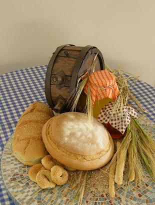 Χωριάτικα ψωμιά από σιτάρι, γλυκό του κουταλιού και μαρμελάδα 24/4/09.