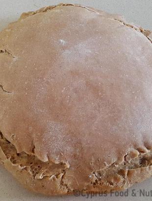 Κριθαρένιο ψωμί. &lt;br/&gt; Πηγή: Στάλω Λαζάρου.