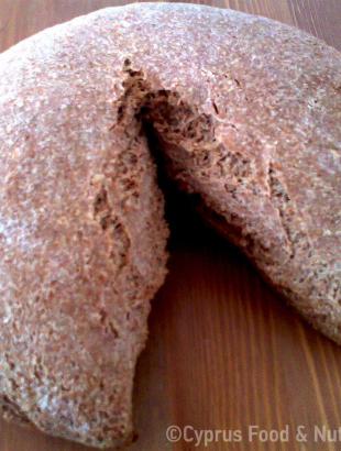 Κριθαρένιο ψωμί. &lt;br/&gt; Πηγή: Στάλω Λαζάρου.