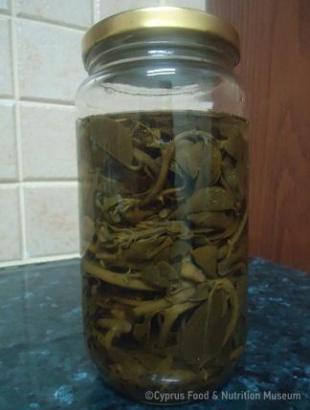 Τρυφερά φύλλα κάππαρης (καππάριν) συντηρημένα σε ξύδι