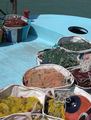 Ψαρόβαρκα φορτωμένη με δίχτυα, στην Αγία Νάπα.