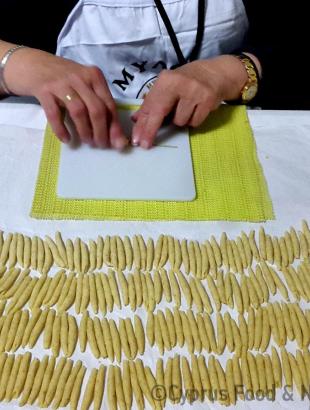 Παρασκευή μακαρονιών με τύλιγμα του ζυμαριού γύρω από το σκλινίτζι. Αθηαίνου.