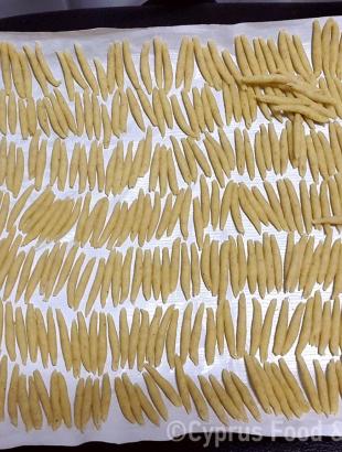 Τα μακαρόνια τοποθετούνται σε τσέστο ή δίσκο, για να στεγνώσουν. Αθηαίνου.