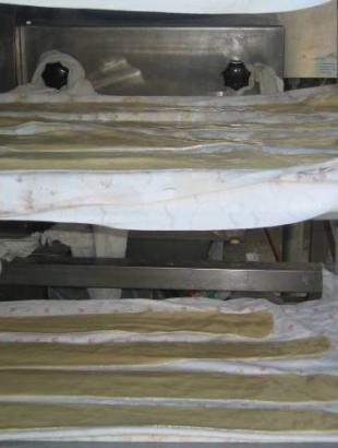 Έτοιμη πίσσα σε επίπεδες λωρίδες πριν τον τεμαχισμό και τη συσκευασία. Φωτ. Γ. Γαβριήλ, 2005.