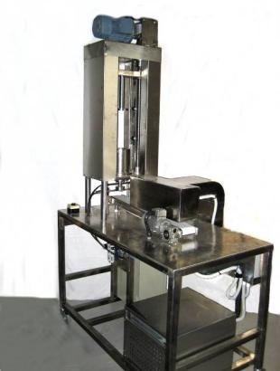 Μηχάνημα μορφοποίησης και τεμαχισμού πίσσας (Η φωτογραφία παραχωρήθηκε από τον Γ. Γαβριήλ).