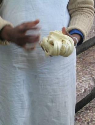 Τράβηγμα και πλάσιμο της πίσσας. Φωτ. Γ. Γαβριήλ, 2005.