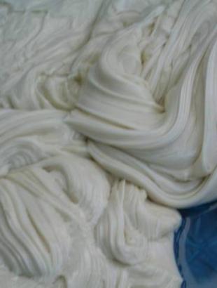 Έτοιμη άσπρη πίσσα μετά το τράβηγμα. Φωτ. Γ. Γαβριήλ, 2005.