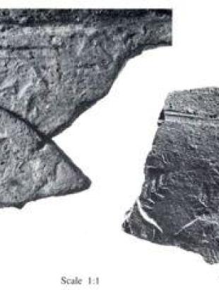 ΕΙΚ.1α: Θραύσματα απεικόνισης αποθηκευτικού πίθου από την Μάα-Παλαιόκαστρο (Porada 1988, pl.E)